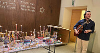Chanukka bei Or Chadasch in Wien: Rabbiner Tobias Moss mit Gitarre.