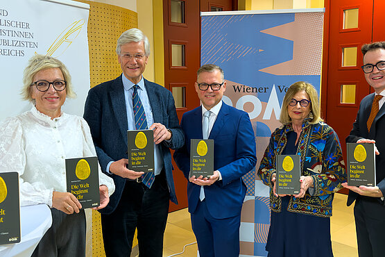 Die Verlagsleiterin des Wiener Dom-Verlags, Barbara Kornherr, Autor Matthias Beck, Paul Wuthe von der Kathpress, und Geschäftsführer des Medienhauses der Erzdiözese Wien, Roman Gerner.