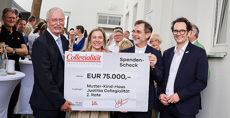 Thomas Böck von der Collegialität Privatstiftung übergibt den Spendenscheck an das Mutter-Kind-Haus. 