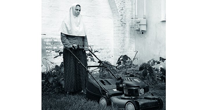 Eine Nonne kämpft mit Rasenmäher gegen den Wildwuchs: „The Obedient“ von Anastasia Khoroshilova.