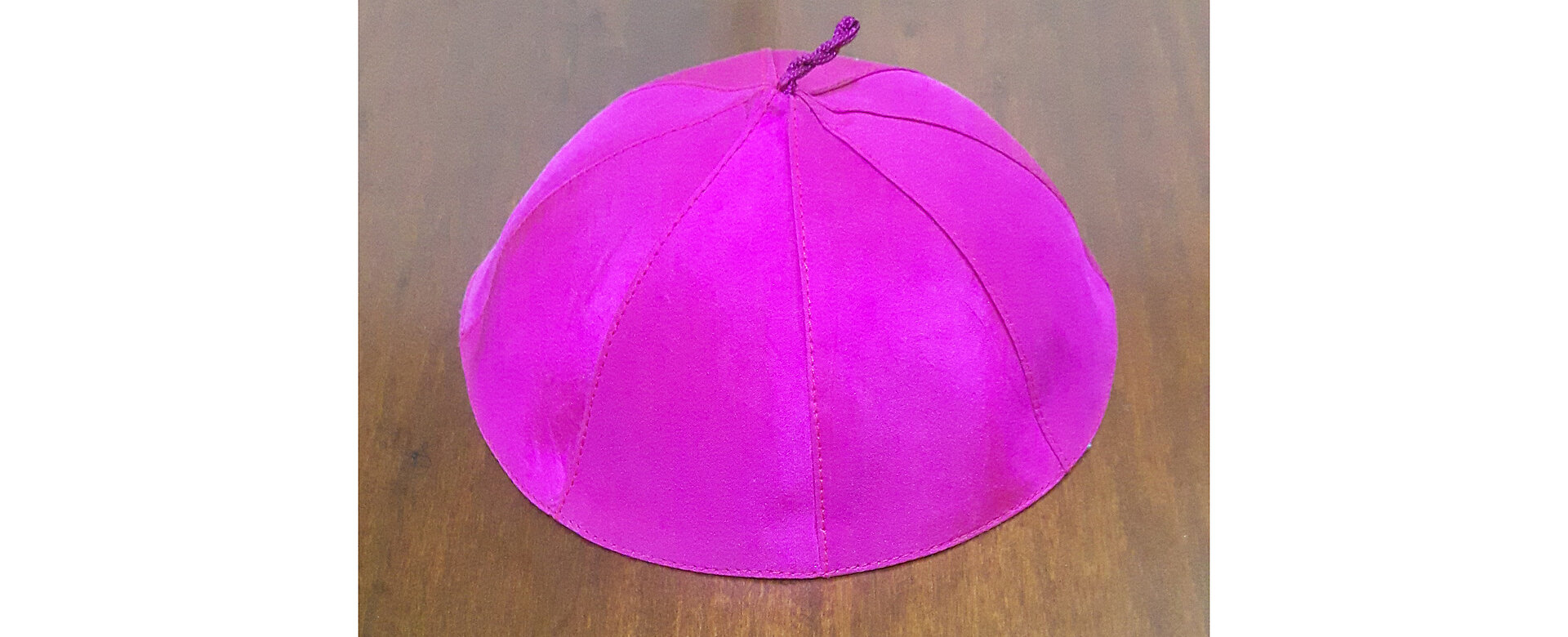 Der violette Pileolus ist ein kleines Scheitelkäppchen, das während der Eucharistie auch unter der Mitra getragen wird. 