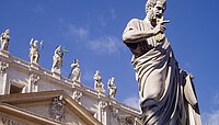 Die Petrus Statue am Petersdom in Rom: Der Konflikt mit den Piusbrüdern betrifft vor allem die Ablehnung des Zweiten Vatikanischen Konzils mit Themen wie Ökumene und Religionsfreiheit. Nun sind einige von ihnen von Exkommunikation betroffen. 