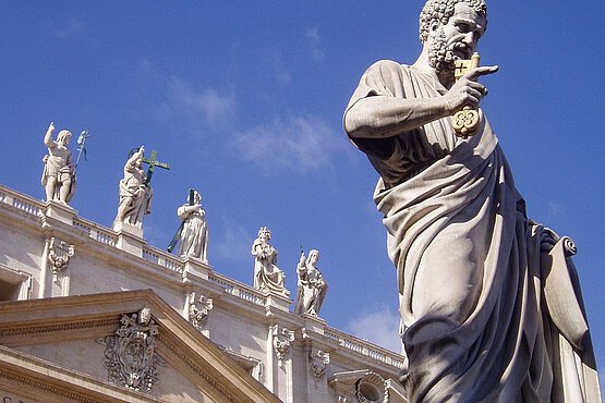 Die Petrus Statue am Petersdom in Rom: Der Konflikt mit den Piusbrüdern betrifft vor allem die Ablehnung des Zweiten Vatikanischen Konzils mit Themen wie Ökumene und Religionsfreiheit. Nun sind einige von ihnen von Exkommunikation betroffen. 