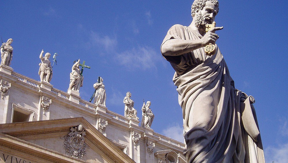 Die Petrus Statue am Petersdom in Rom: Der Konflikt mit den Piusbrüdern betrifft vor allem die Ablehnung des Zweiten Vatikanischen Konzils mit Themen wie Ökumene und Religionsfreiheit. Nun sind einige von ihnen von Exkommunikation betroffen. 