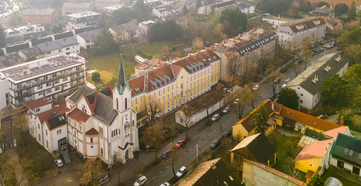 Die Pfarre Erlöserkirche von oben. 