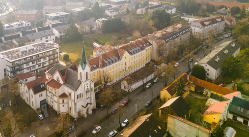 Die Pfarre Erlöserkirche von oben. 