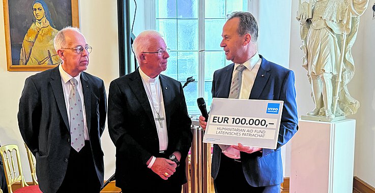 Scheckübergabe für Hilfe im Heiligen Land
