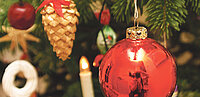 Christbaum mit roter Kugel
