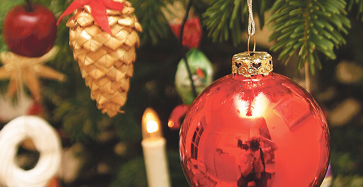 Christbaum mit roter Kugel