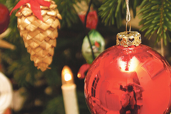 Christbaum mit roter Kugel