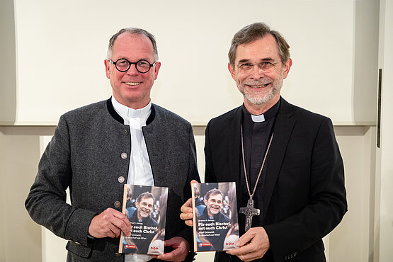 "Überall, wo ich hinkomme, gibt es nur gute Erinnerungen an den Seelsorger Josef Grünwidl", sagte Autor Andreas Batlogg bei der Buchpräsentation seiner Biografie über Erzbischof Josef Grünwidl am Donnerstag. 