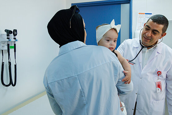 Chefarzt Ra’fat Allawi betreut Karmel seit ihrer Geburt: Für ihre Familie ist das Caritas Baby Hospital ein verlässlicher Ort.