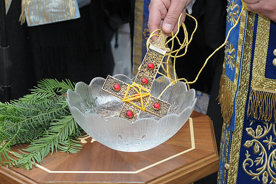 Wasserweihe: Nach dem dreimaligen Untertauchen werden mit dem Kreuz der Donaukanal, alle Gewässer, die Anwesenden und die ganze Stadt Wien gesegnet.