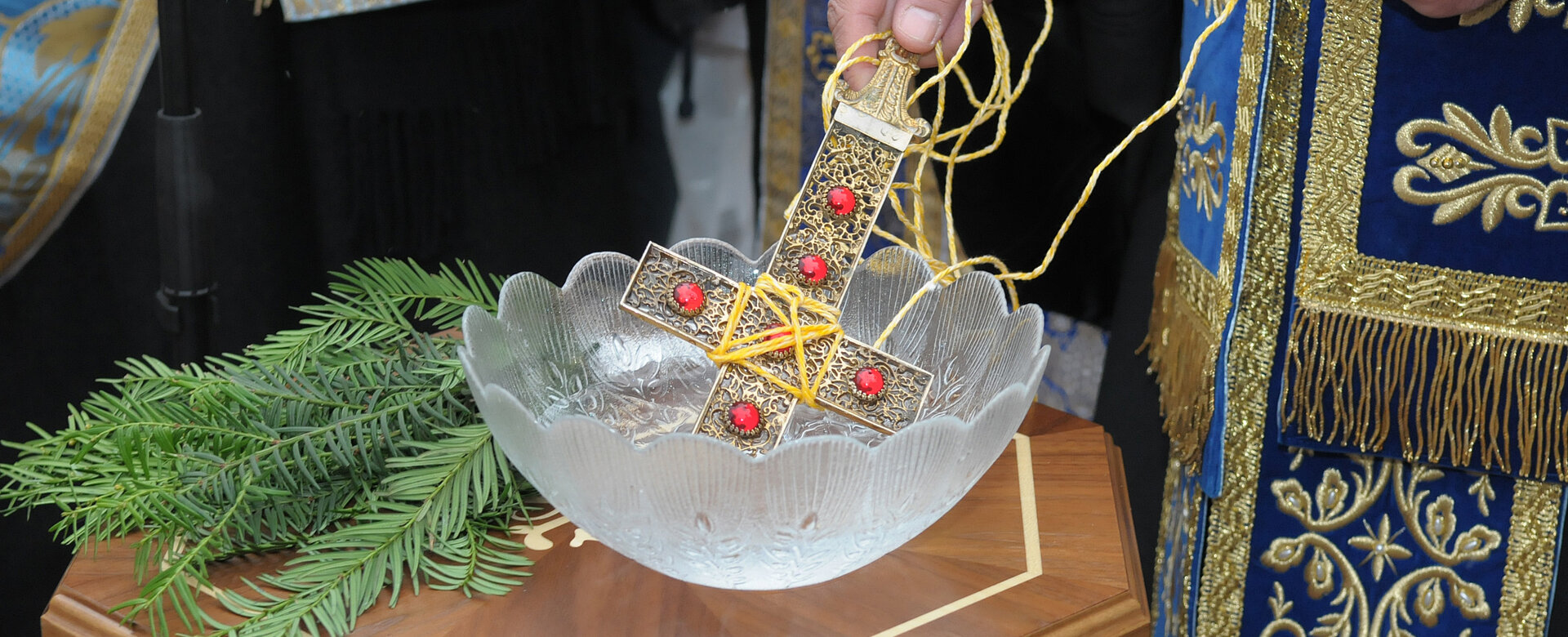 Wasserweihe: Nach dem dreimaligen Untertauchen werden mit dem Kreuz der Donaukanal, alle Gewässer, die Anwesenden und die ganze Stadt Wien gesegnet.