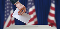 Hand mit Wahlkarte