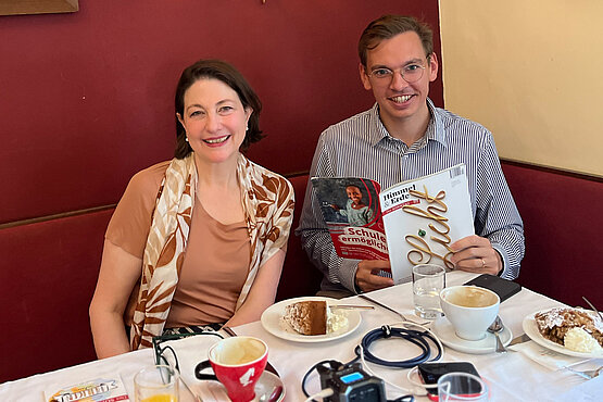 Ein Kaffeehaus wie in Wien. Lucas Maier liest im Hospiz in Jerusalen die aktuelle Ausgabe von Himmel & Erde.