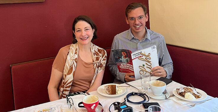 Lucas Maier liest im österreichischen Hospiz die aktuelle Ausgabe von Himmel & Erde.