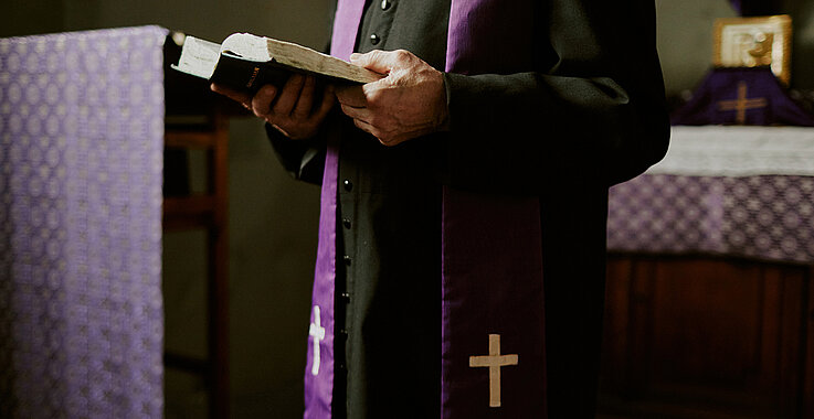Für die Eröffnung der Kathedrale Notre-Dame, soll es Designer-Kleidung für Priester geben. 
