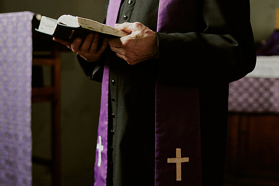 Für die Eröffnung der Kathedrale Notre-Dame, soll es Designer-Kleidung für Priester geben. 