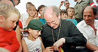 Kardinal Christoph Schönborn im Flüchtlingscamp in Shkodra (Albanien). 