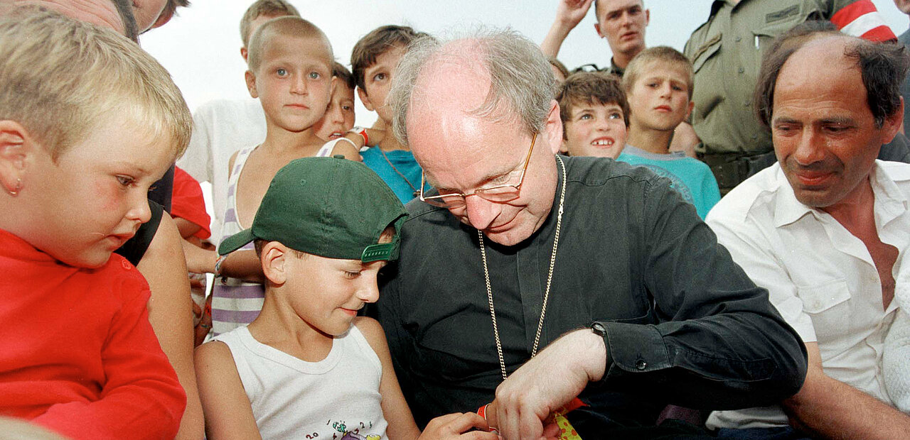 Kardinal Christoph Schönborn im Flüchtlingscamp in Shkodra (Albanien).