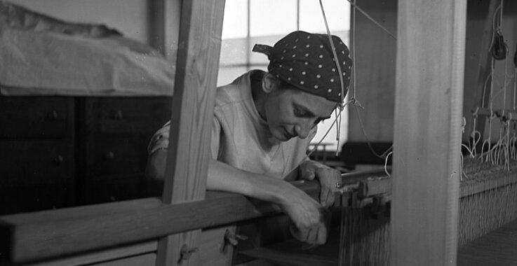 Anni Albers am Webstuhl 1937.