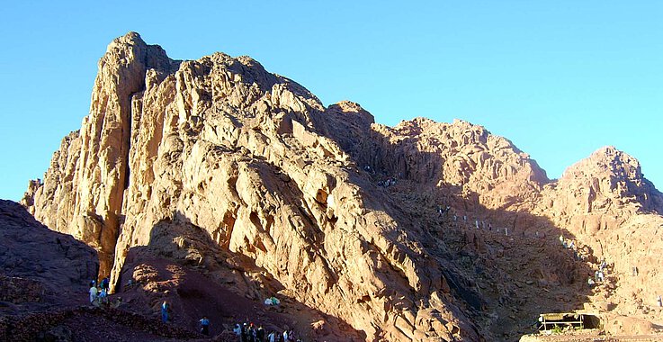 Am Fuß des 2.285 Meter hohen Berges Sinai liegt das Katharinenkloster, welches im 6. Jahrhundert gegründet wurde. 