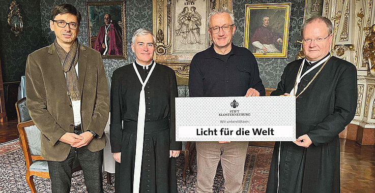Spende vom Stift Klosterneuburg an Kinder in Afrika