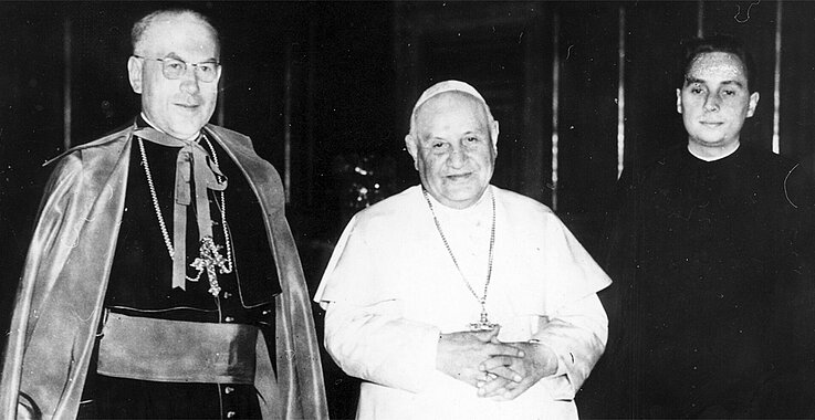 Besonders beliebt und in guter Erinnerung geblieben ist Franz König, damaliger Kardinal und Erzbischof der Erzdiözese Wien. Hier ist er mit Konzilsvater Papst Johannes XXIII. (Mitte) und seinem Zeremoniär Helmut Krätzl (rechts) zu sehen.   