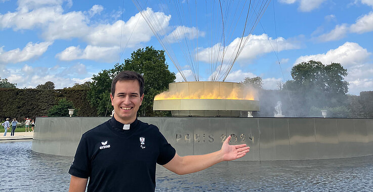 Olympiakaplan Johannes Lackner beim olympischen Feuer bei den olympischen Sommerspielen in Paris. 