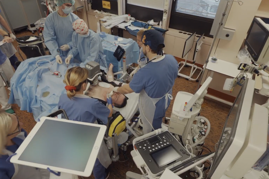 Der Film beginnt im Operationssaal: Kurt Langbein zeigt die medizinische Realität einer schweren Erkrankung, sucht aber vor allem nach Antworten auf die großen Fragen von Leben, Tod und Heilung.