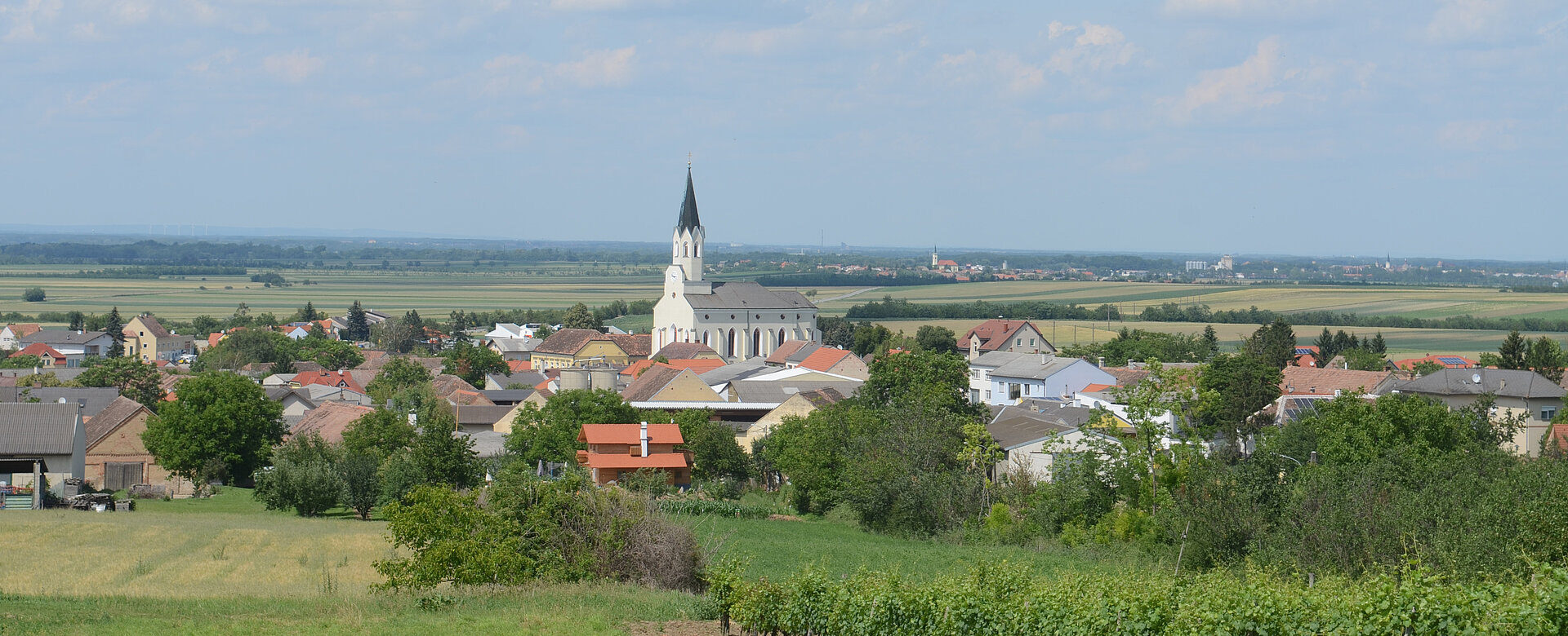 Bilderbuch Weinviertel: Die Kirche, das Dorf, die Weingärten und die Felder, etwa hier in Unterstinkenbrunn.