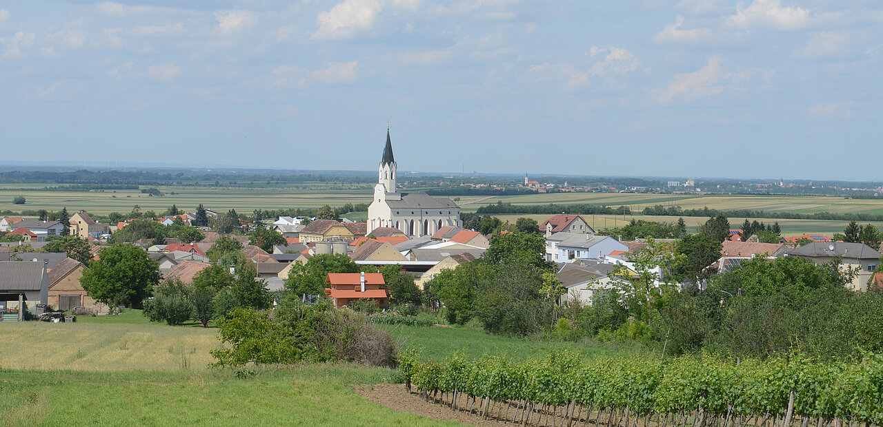 Bilderbuch Weinviertel: Die Kirche, das Dorf, die Weingärten und die Felder, etwa hier in Unterstinkenbrunn.