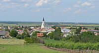 Bilderbuch Weinviertel: Die Kirche, das Dorf, die Weingärten und die Felder, etwa hier in Unterstinkenbrunn.