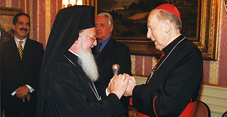 Den Osten im Blick: Begegnung zwischen Kardinal Franz König (schon als hochbetagter Emeritus) und dem Ökumenischen Patriarchen Bartholomaios 1999 in Wien. 