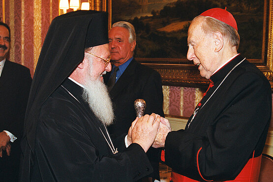 Den Osten im Blick: Begegnung zwischen Kardinal Franz König (schon als hochbetagter Emeritus) und dem Ökumenischen Patriarchen Bartholomaios 1999 in Wien. 