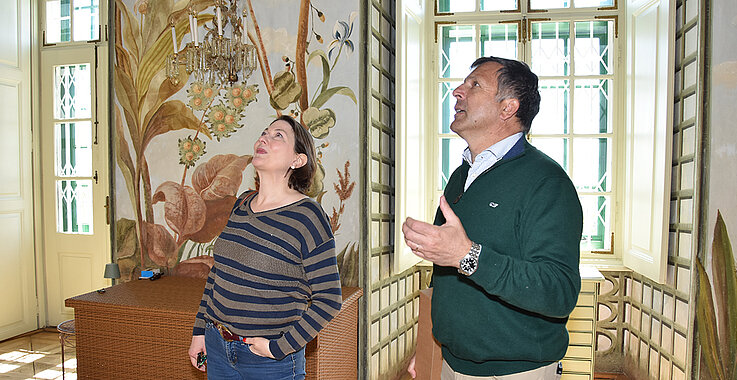 Sophie Lauringer und Maximilian Hardegg in einem prunkvollem Saal des Gutshauses.