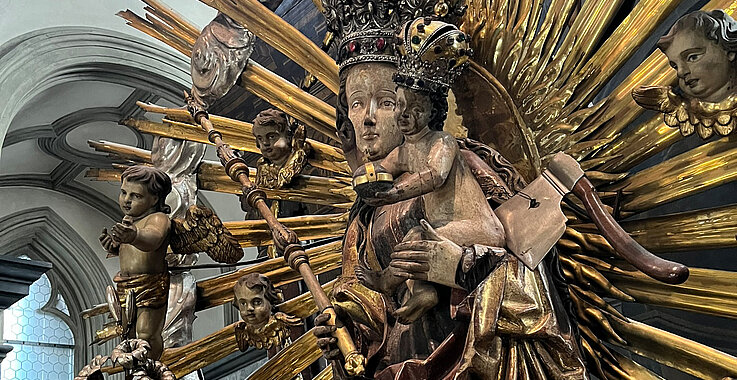 Im Hochalter der Franziskanerkirche befindet sich die bekannte Maria mit dem Beil.