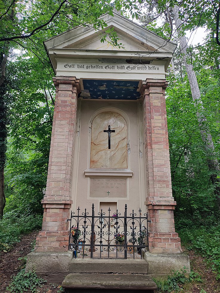 Mitten im dichten Wald, der im Nordwesten an Bad Vöslau angrenzt, steht die  Auge-Gottes-Kapelle. 