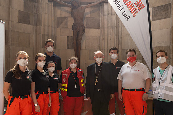 Kardinal Christoph Schönborn mit Maltesern und Johannitern im Stephansdom