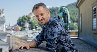 Philipp Hochmair (52) studierte Schauspiel am Max-Reinhardt-Seminar. Er ist seit 2013 solistisch als Jedermann Reloaded und seit 2024 Jedermann bei den Salzburger Festspielen zu sehen. 