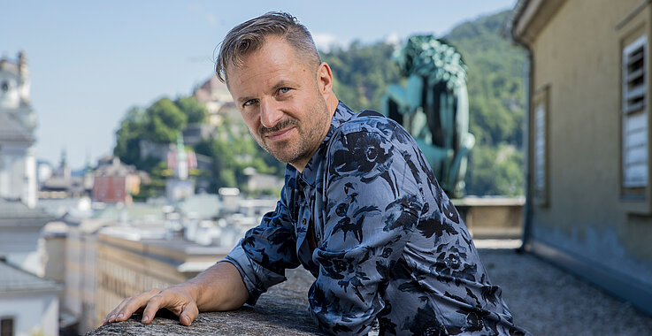 Philipp Hochmair (52) studierte Schauspiel am Max-Reinhardt-Seminar. Er ist seit 2013 solistisch als Jedermann Reloaded und seit 2024 Jedermann bei den Salzburger Festspielen zu sehen. 