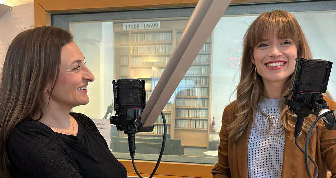 Gute Stimmen: Eva Reinold und Arabella Fenyves moderieren gleich on air.