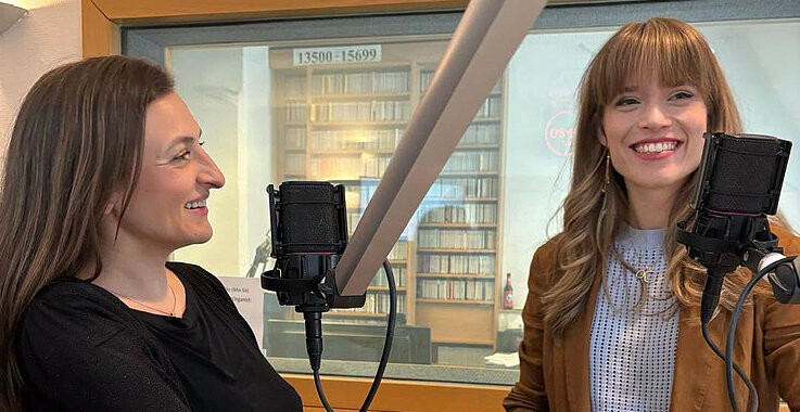 Gute Stimmen: Eva Reinold und Arabella Fenyves moderieren gleich on air.