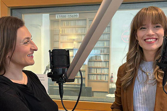 Gute Stimmen: Eva Reinold und Arabella Fenyves moderieren gleich on air.