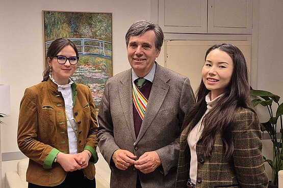 Kathrin Spielvogel und Laura Reinbacher, in der Mitte Matthias Tschirff.