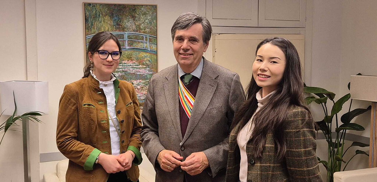 Kathrin Spielvogel und Laura Reinbacher, in der Mitte Matthias Tschirff.