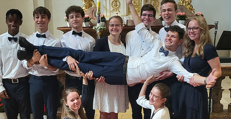 Hochmotivierte Jugendband  Während des ganzen kirchlichen Arbeitsjahres trafen einander jeden Freitag um 19:00 Uhr Jugendliche der Pfarre Nussdorf (Wien 19) zur Probe. Von Pop über Klassik bis Gospel ist seit Jahren bei der Gestaltung der Jugendmessen musikalisch alles dabei. Im September geht es wieder weiter. Heuer waren die Jugendlichen traurig über die Sommerpause, weil die Gemeinschaft immer besser geworden ist.