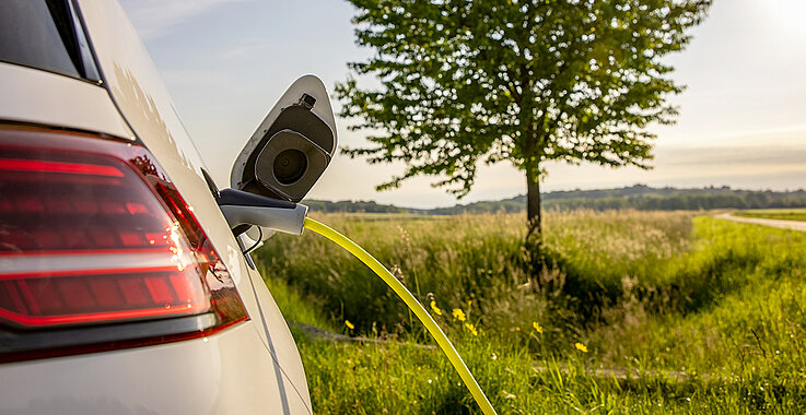 Elektroauto beim Stromtanken in der freien Natur