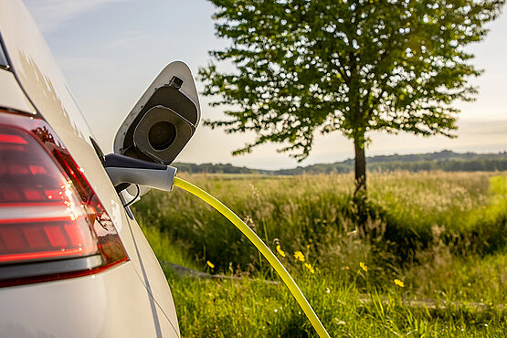 Elektroauto beim Stromtanken in der freien Natur